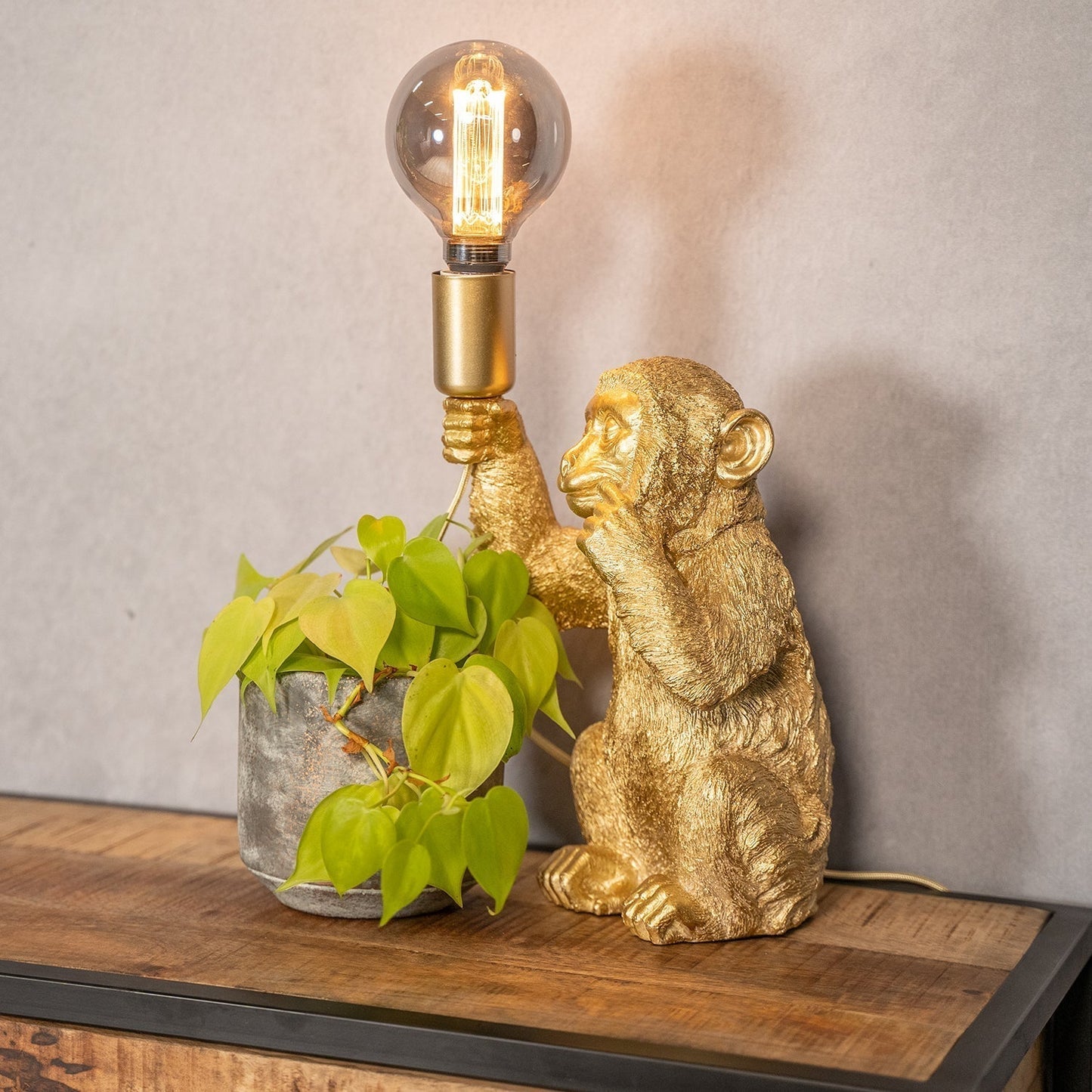 GOLDEN GORILLA – Luxurious Monkey Table Lamp