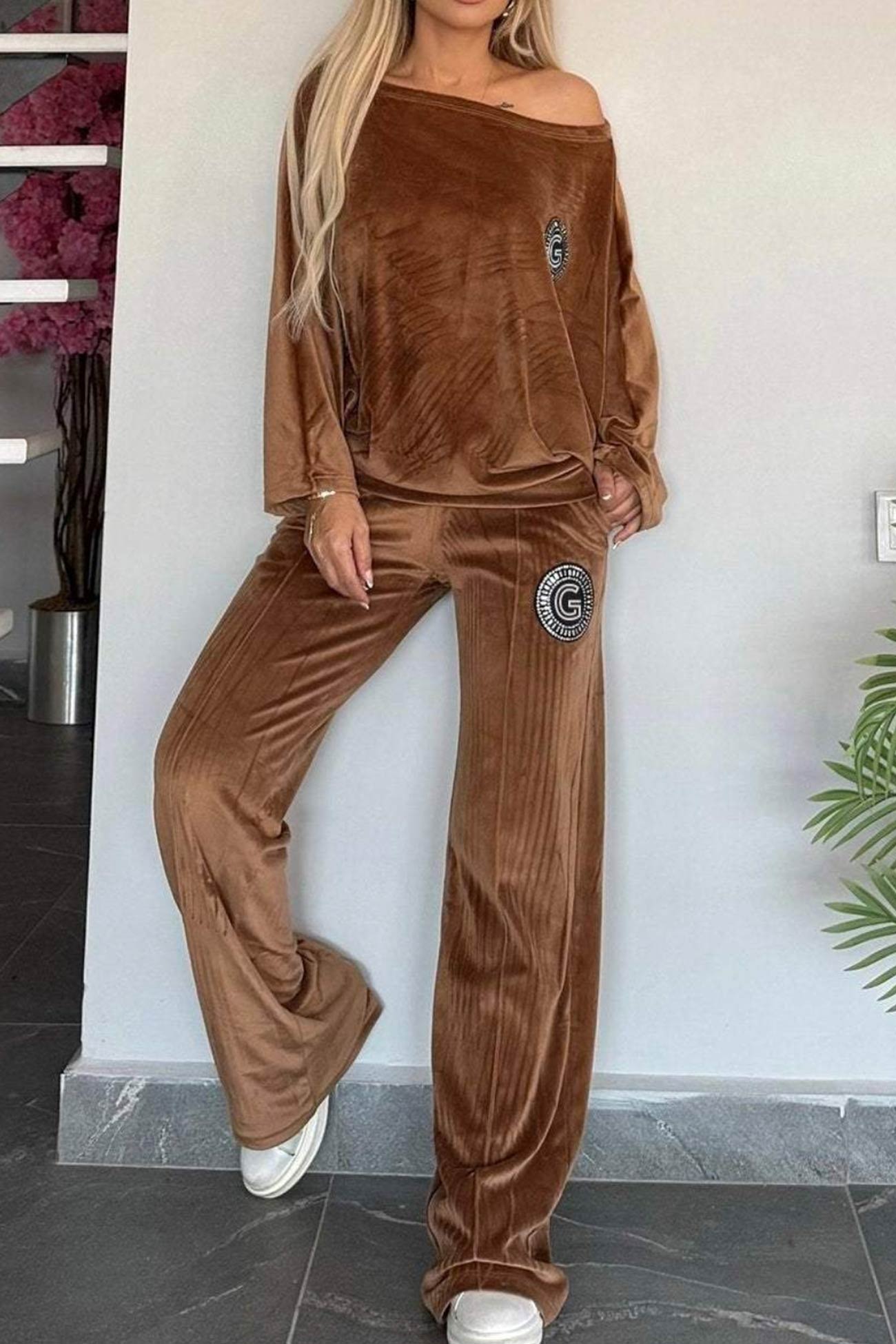 Elegant Two-Piece Suede Suit with Batwing Sleeves