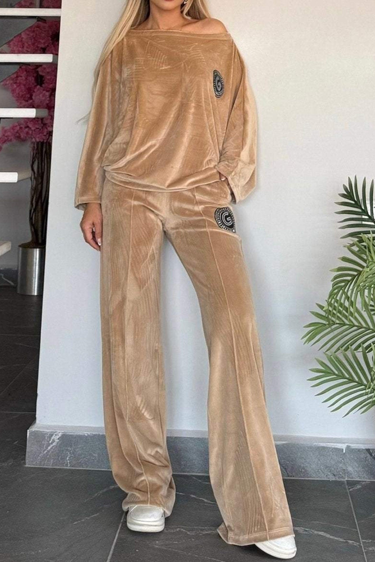 Elegant Two-Piece Suede Suit with Batwing Sleeves