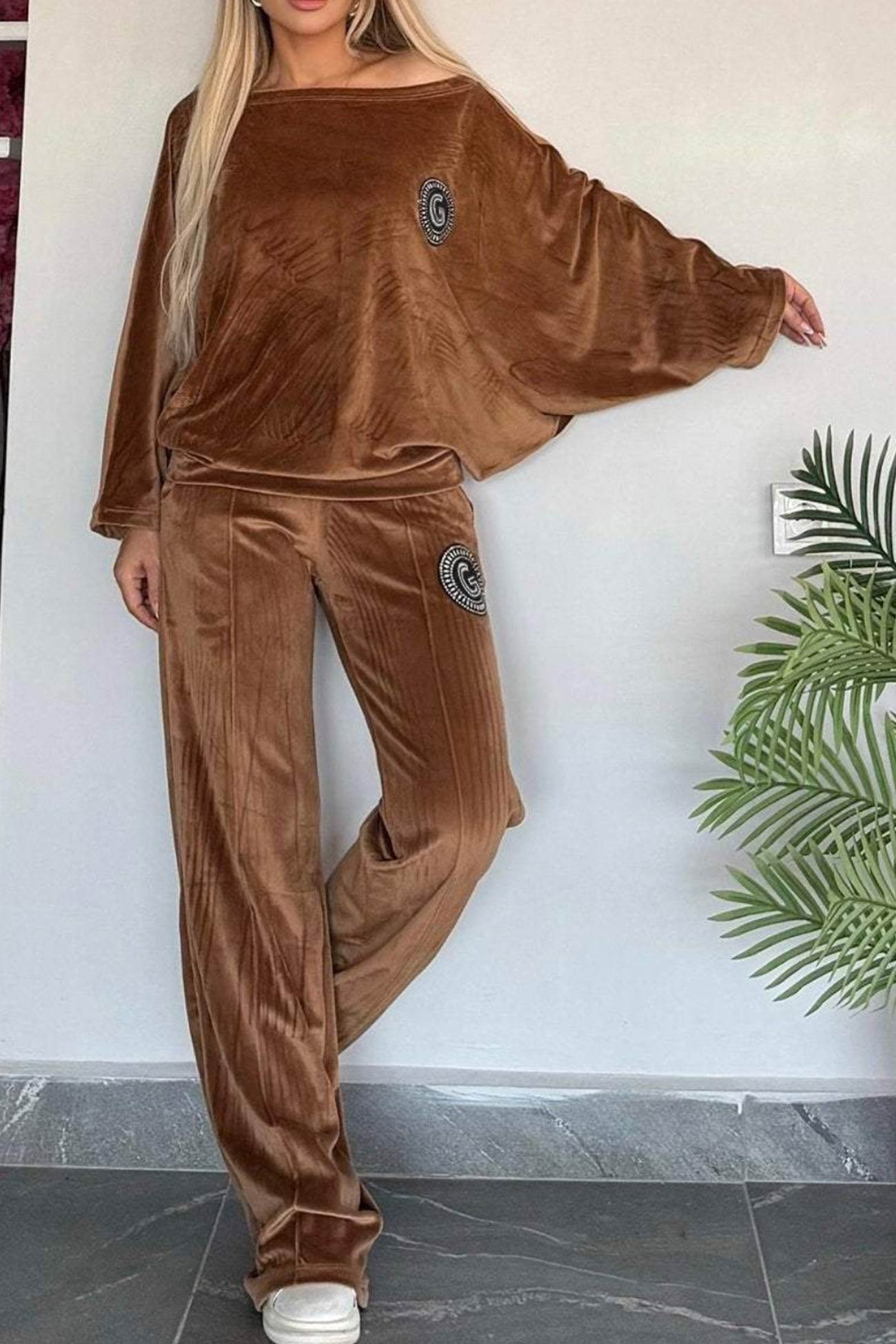 Elegant Two-Piece Suede Suit with Batwing Sleeves