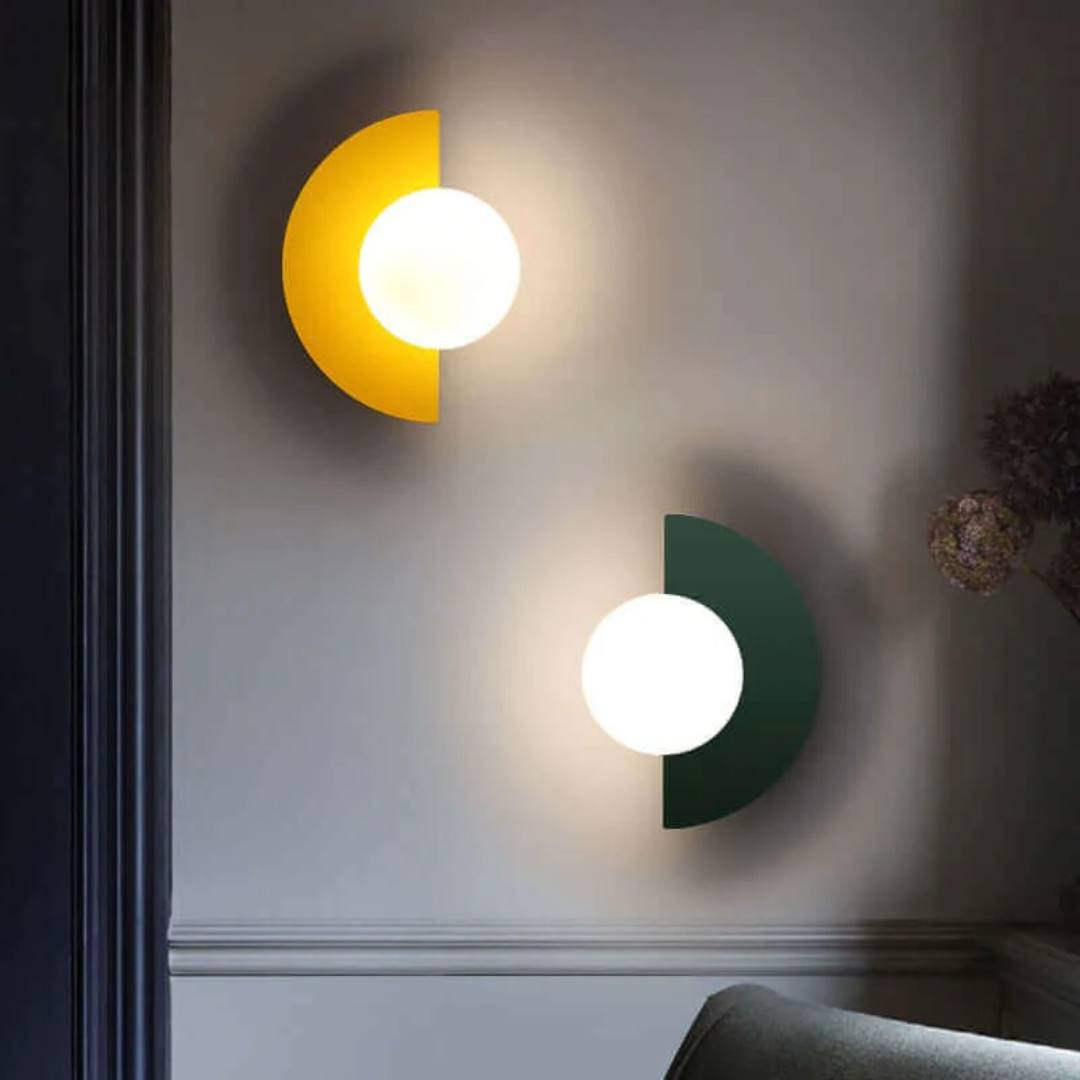 LUMINAIRE – Chic Metallic Half-Moon Wall Lamp