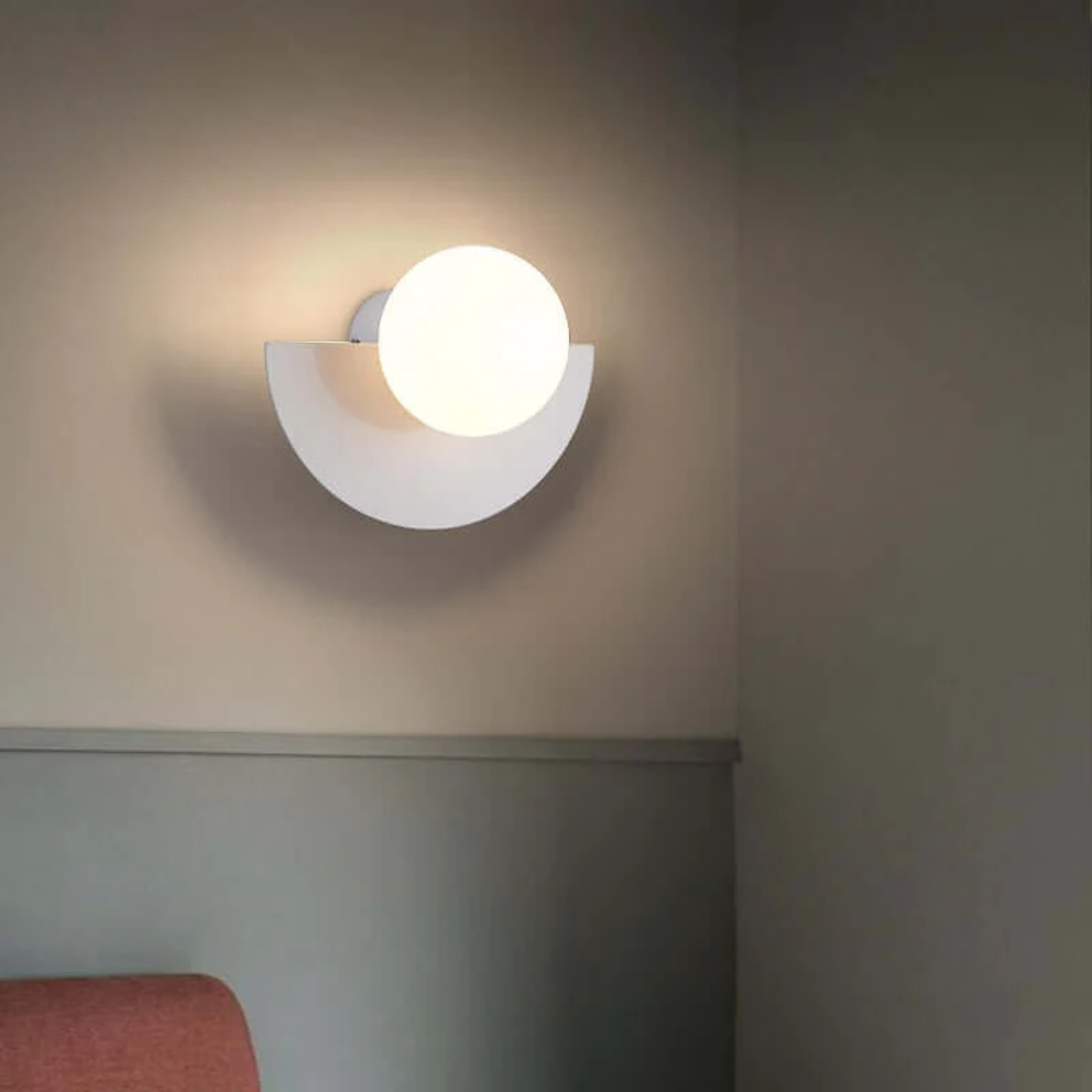 LUMINAIRE – Chic Metallic Half-Moon Wall Lamp